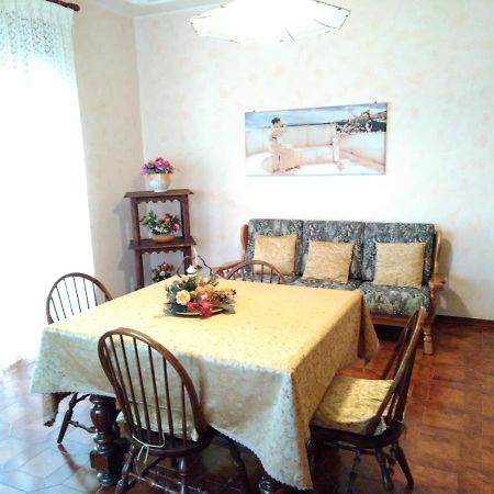 Domanda Apartment Calosso Bagian luar foto
