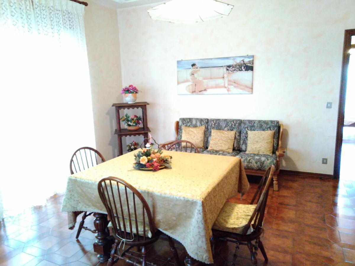 Domanda Apartment Calosso Bagian luar foto