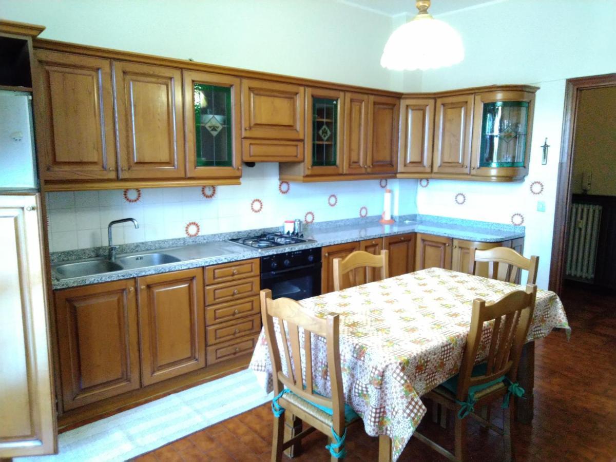 Domanda Apartment Calosso Bagian luar foto